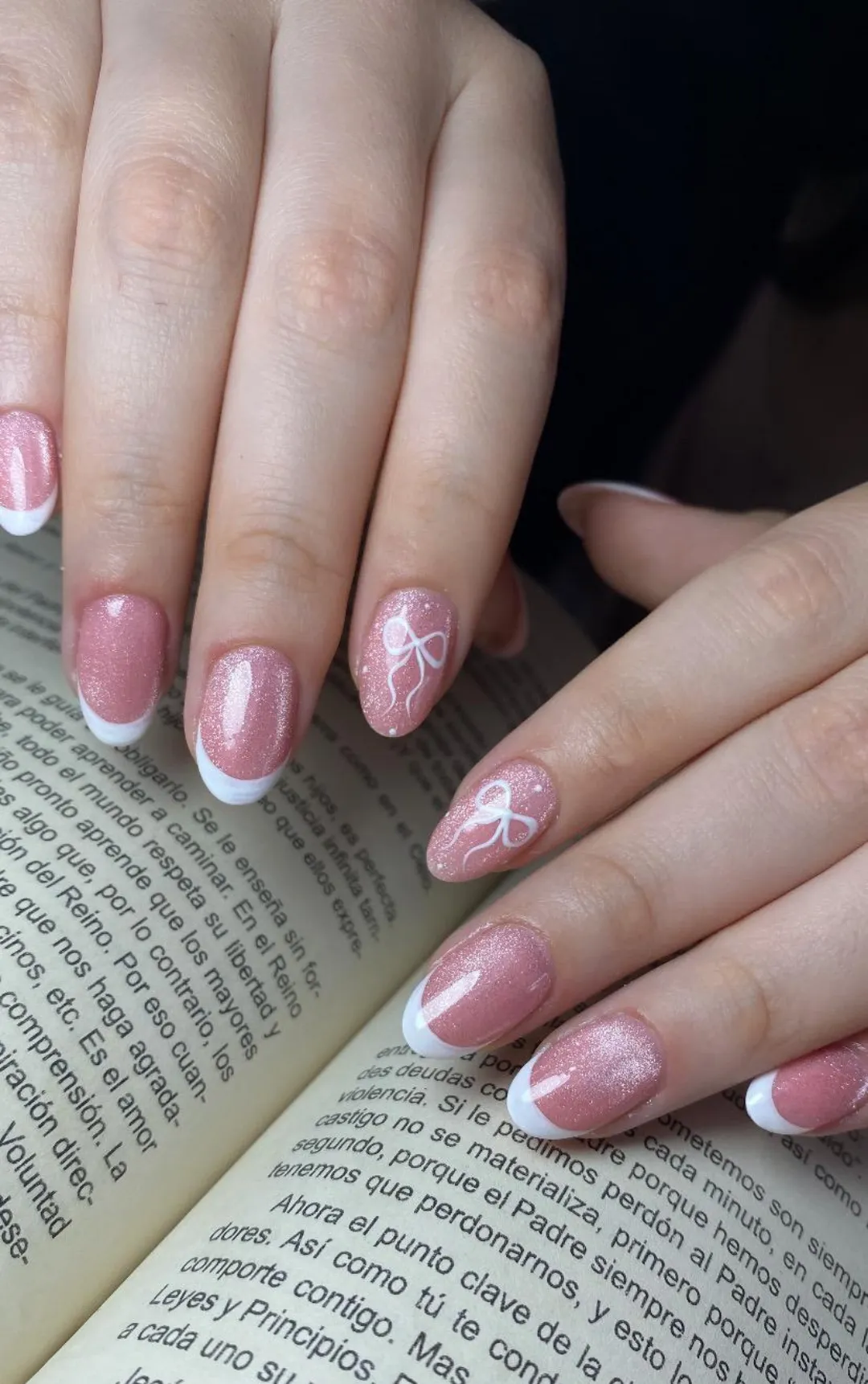 Servicio profesional de uñas en Estilo Impecable Riobamba con cuidado de la uña natural y herramientas esterilizadas