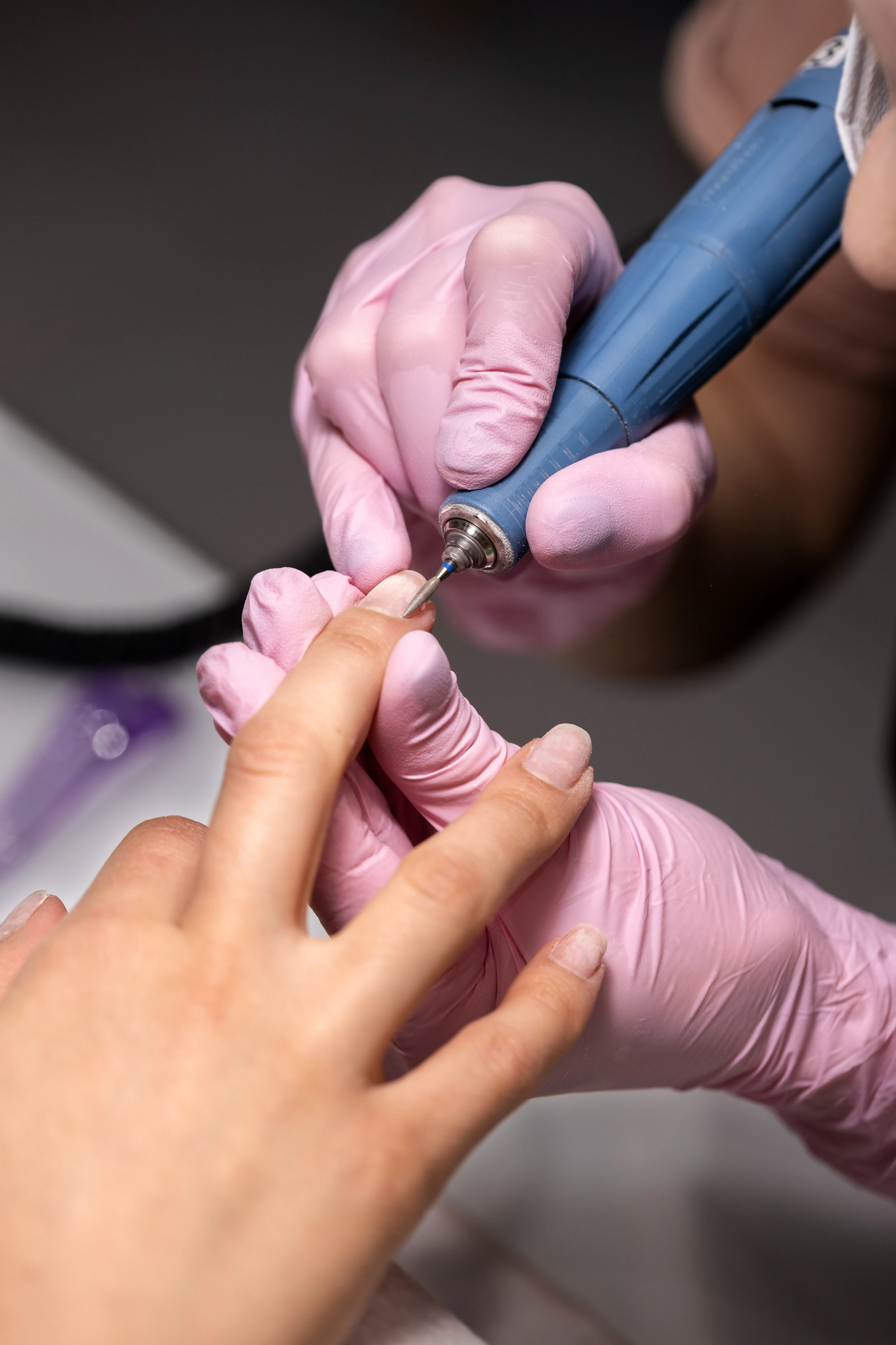 Detalle de manicure profesional en Estilo Impecable con acabado elegante y cuidado femenino