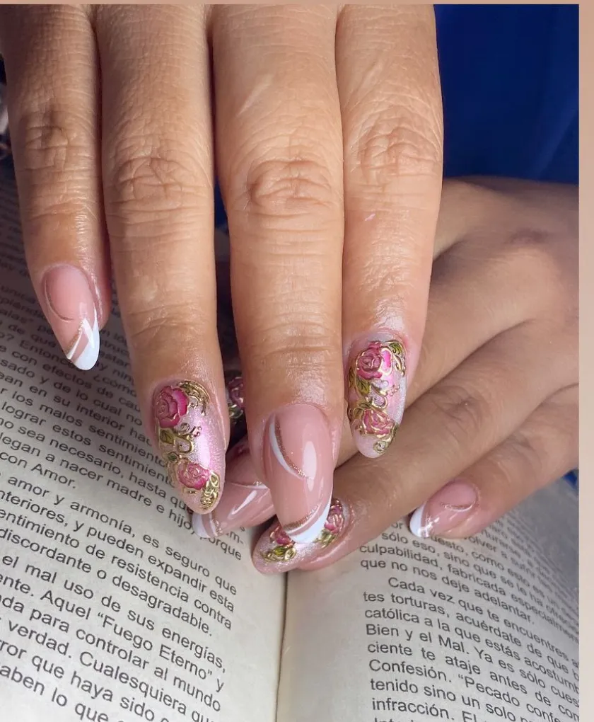Uñas soft gel con acabado natural y ligero en Riobamba - Estilo Impecable
